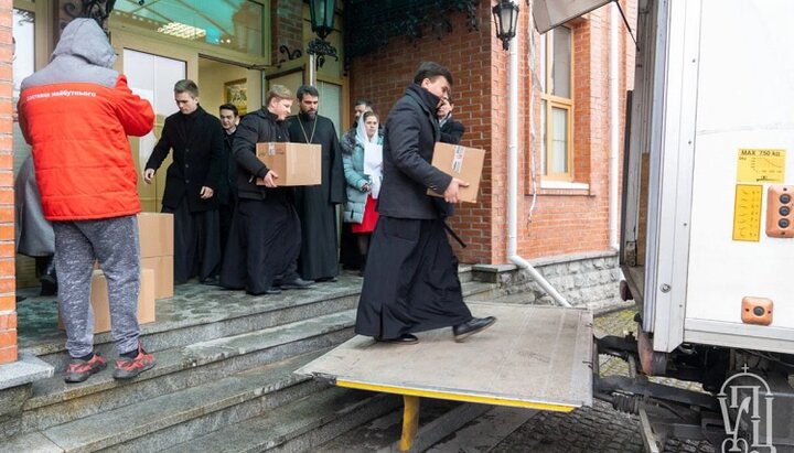 Погрузка подарков от УПЦ. Фото: news.church.ua